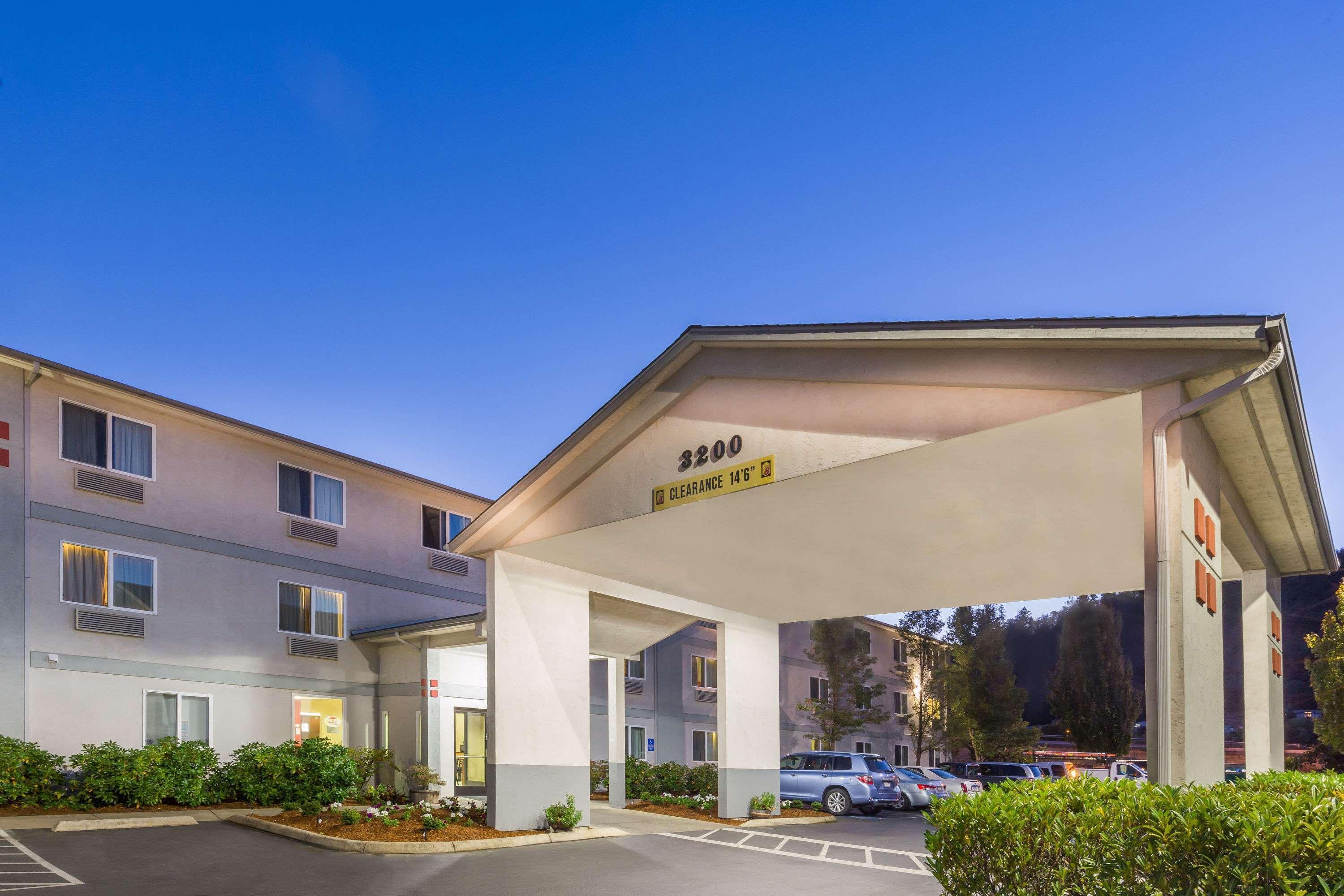 Hotel Super 8 By Wyndham Roseburg Exterior foto